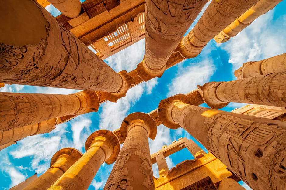 Karnak är ett gigantiskt tempelkomlex några kilometer norr om Luxor