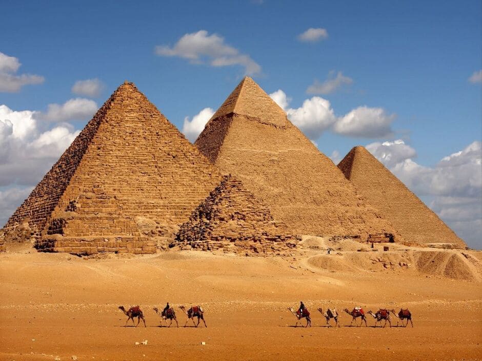 De mest berömda pyramiderna på Gizaplatån byggdes under den fjärde dynastin