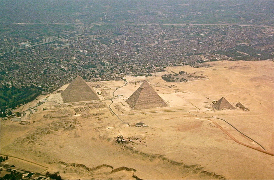 De mest berömda pyramiderna hittar man på Gizaplatån, en platå i utkanten av Kairos storstadsområde