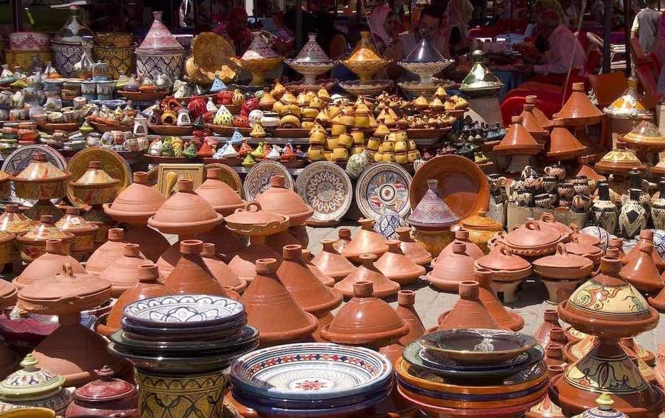 Shopping i Marocko kan gå till på olika sätt men du bör inte missa ett besök på souken, marknaden, i Medinan